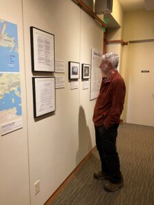 Cliff Young looking at the exhibit